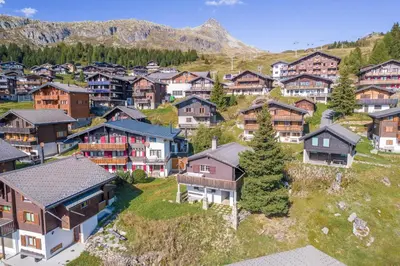 Ein allgemeiner Bergblick oder ein Berglick von des Chalets aus