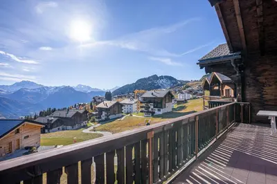 Ein allgemeiner Bergblick oder ein Berglick von der Ferienwohnung aus