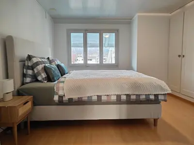 Ein Bett oder Betten in einem Zimmer der Unterkunft Thun Mountain View Stay – Central & Quiet