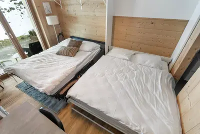 Ein Bett oder Betten in einem Zimmer der Unterkunft Logement rénové proche remontées - Idéal famille