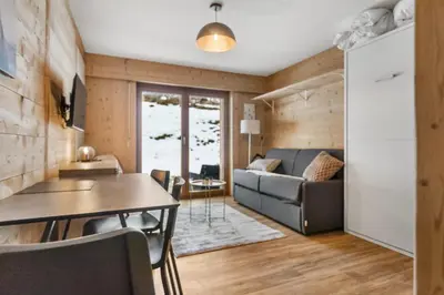 Ein Sitzbereich in der Unterkunft Logement rénové proche remontées - Idéal famille