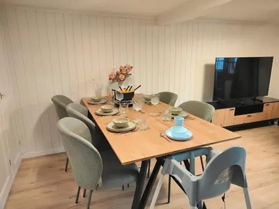 Ein Sitzbereich in der Unterkunft Historic Stationhouse – 20 Min from Interlaken