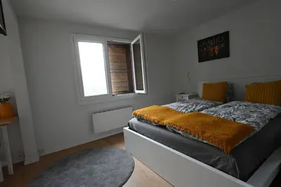 Ein Bett oder Betten in einem Zimmer der Unterkunft Sunny Renovated Alpine Apartment by Interlaken