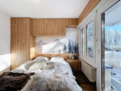 Ein Bett oder Betten in einem Zimmer der Unterkunft From green to slopes - Alpine ski and golf condo