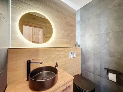 Ein Badezimmer in der Unterkunft From green to slopes - Alpine ski and golf condo
