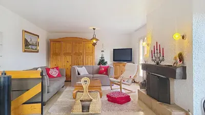 Ein Sitzbereich in der Unterkunft Chalet Bambi, spacieux, jardin, cheminée, kids & pets friendly