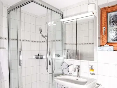 Ein Badezimmer in der Unterkunft Apartment Laurin-2 by Interhome