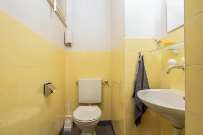 Ein Badezimmer in der Unterkunft Spacious Lake and Mountain View Villa - 15 min to Interlaken