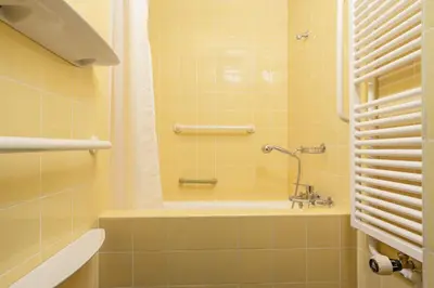 Ein Badezimmer in der Unterkunft Spacious Lake and Mountain View Villa - 15 min to Interlaken