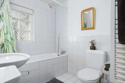 Ein Badezimmer in der Unterkunft Spacious Lake and Mountain View Villa - 15 min to Interlaken