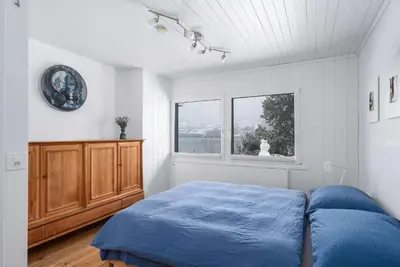 Ein Bett oder Betten in einem Zimmer der Unterkunft Spacious Lake and Mountain View Villa - 15 min to Interlaken