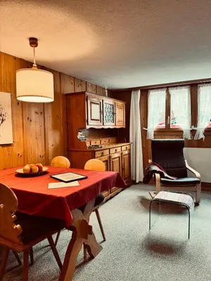 Ein Sitzbereich in der Unterkunft Gemütliches Apartment Rosa an der Langlaufloipe