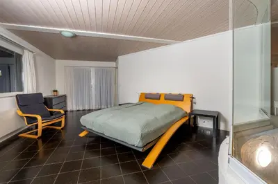 Ein Bett oder Betten in einem Zimmer der Unterkunft 2 Villas with Lake and Mountain View 15 Minutes to Interlaken
