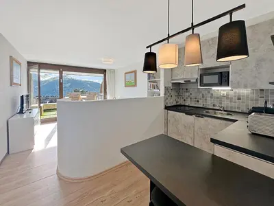 Küche/Küchenzeile in der Unterkunft Alpine Club Retreat, Central Studio, Pool and View