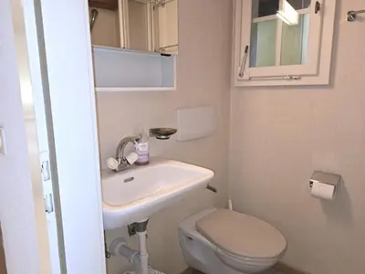 Ein Badezimmer in der Unterkunft Heimatkunst 02, klassisches Walliser Chalet, teilrenoviert, zentral
