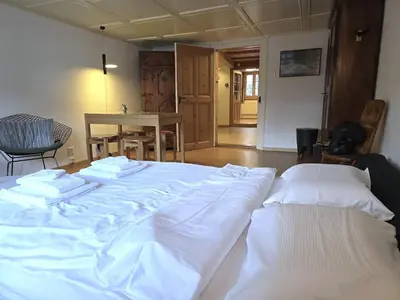 Ein Bett oder Betten in einem Zimmer der Unterkunft Heimatkunst 02, klassisches Walliser Chalet, teilrenoviert, zentral
