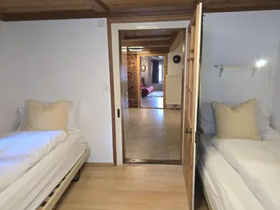 Ein Bett oder Betten in einem Zimmer der Unterkunft Heimatkunst 02, klassisches Walliser Chalet, teilrenoviert, zentral