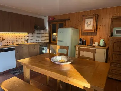 Küche/Küchenzeile in der Unterkunft Chalet la Licorne - Cozy Alpine Hideaway in Diogne