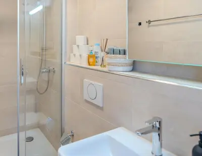 Ein Badezimmer in der Unterkunft Central City Apartment 1 with Mountain View