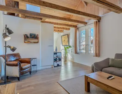 Ein Sitzbereich in der Unterkunft Central City Apartment 2 with Mountain View