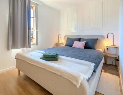 Ein Bett oder Betten in einem Zimmer der Unterkunft Central City Apartment 2 with Mountain View
