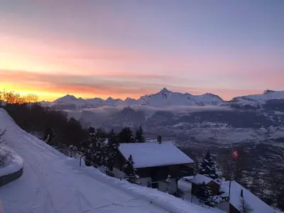 Ein allgemeiner Bergblick oder ein Berglick von des Ferienhauses aus