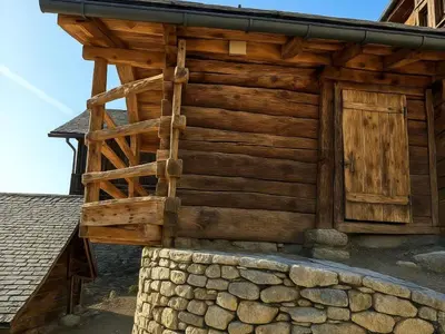 Das Gebäude in dem sich das Ferienhaus befindet