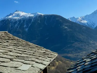 Ein allgemeiner Bergblick oder ein Berglick von des Ferienhauses aus