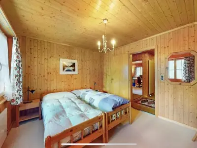 Ein Bett oder Betten in einem Zimmer der Unterkunft Holiday Home Chalet Finkenwiese - für 8 Erwachsene und 5 Kinder by Interhome