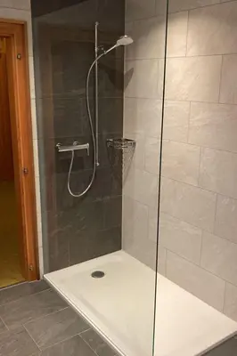 Ein Badezimmer in der Unterkunft Holiday Home Chalet Finkenwiese - für 8 Erwachsene und 5 Kinder by Interhome