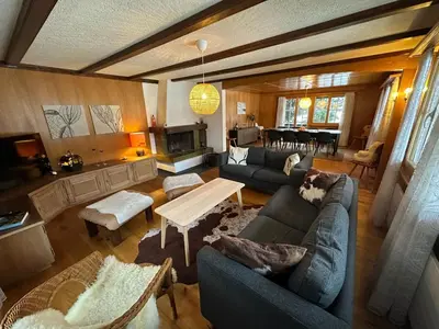 Ein Sitzbereich in der Unterkunft Holiday Home Chalet Finkenwiese - für 8 Erwachsene und 5 Kinder by Interhome
