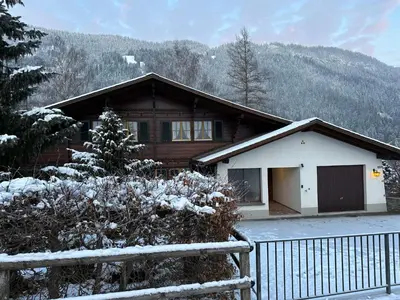 Ein allgemeiner Bergblick oder ein Berglick von des Ferienhauses aus