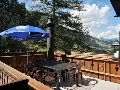 Ein allgemeiner Bergblick oder ein Berglick von des Ferienhauses aus