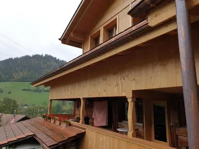 Ein allgemeiner Bergblick oder ein Berglick von des Ferienhauses aus