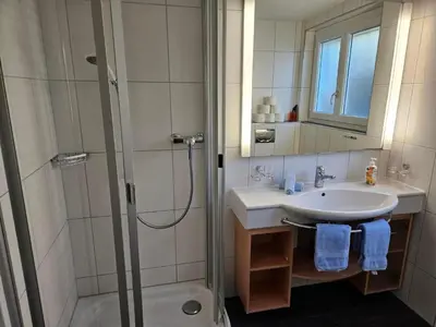 Ein Badezimmer in der Unterkunft Apartment Chalet Friedheim by Interhome