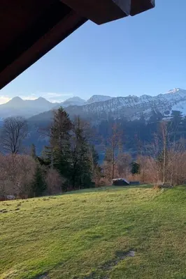Ein allgemeiner Bergblick oder ein Berglick von des Ferienhauses aus