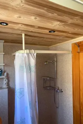 Ein Badezimmer in der Unterkunft Holiday Home Chalet Felsli by Interhome