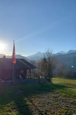 Ein allgemeiner Bergblick oder ein Berglick von des Ferienhauses aus