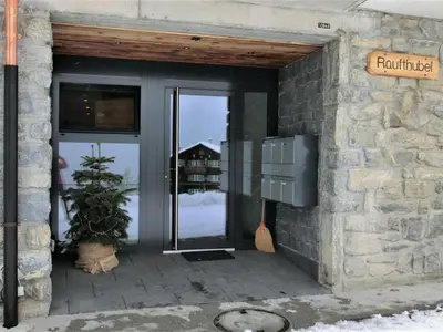 Eine Fassade oder ein Eingang zu Apartment Chalet Raufthubel by Interhome