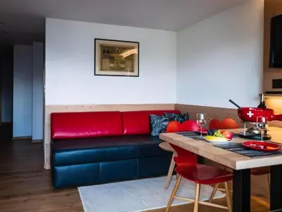 Ein Sitzbereich in der Unterkunft Apartment Chalet Raufthubel by Interhome