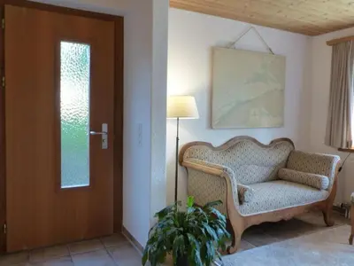 Ein Sitzbereich in der Unterkunft Apartment gemütliche Ferienwohnung mit Gartensitzplatz by Interhome