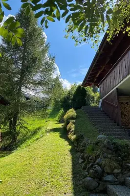 Ein Garten an der Unterkunft Holiday Home Chalet Specht by Interhome