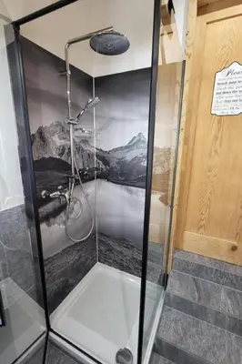 Ein Badezimmer in der Unterkunft Holiday Home Chalet Birki Axalp by Interhome