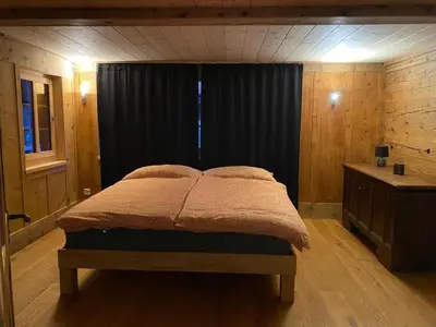 Ein Bett oder Betten in einem Zimmer der Unterkunft Holiday Home Chalet Brünig mit zwei Wohnungen by Interhome