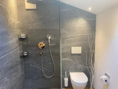 Ein Badezimmer in der Unterkunft Holiday Home Chalet Brünig mit zwei Wohnungen by Interhome