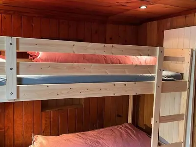 Ein Etagenbett oder Etagenbetten in einem Zimmer der Unterkunft Holiday Home Chalet Alpen Lotus by Interhome