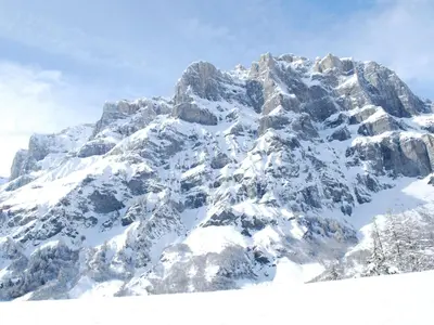 Ein allgemeiner Bergblick oder ein Berglick von der Ferienwohnung aus