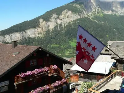 Ein allgemeiner Bergblick oder ein Berglick von des Ferienhauses aus