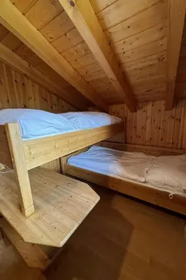 Ein Bett oder Betten in einem Zimmer der Unterkunft Apartment Chalet Siesta OG by Interhome
