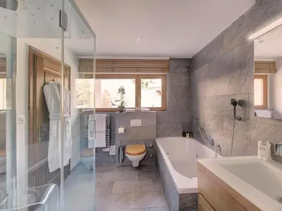 Ein Badezimmer in der Unterkunft Apartment Penthouse Zen - Matterhornblick- 2 Min- vom Lift entfernt by Interhome